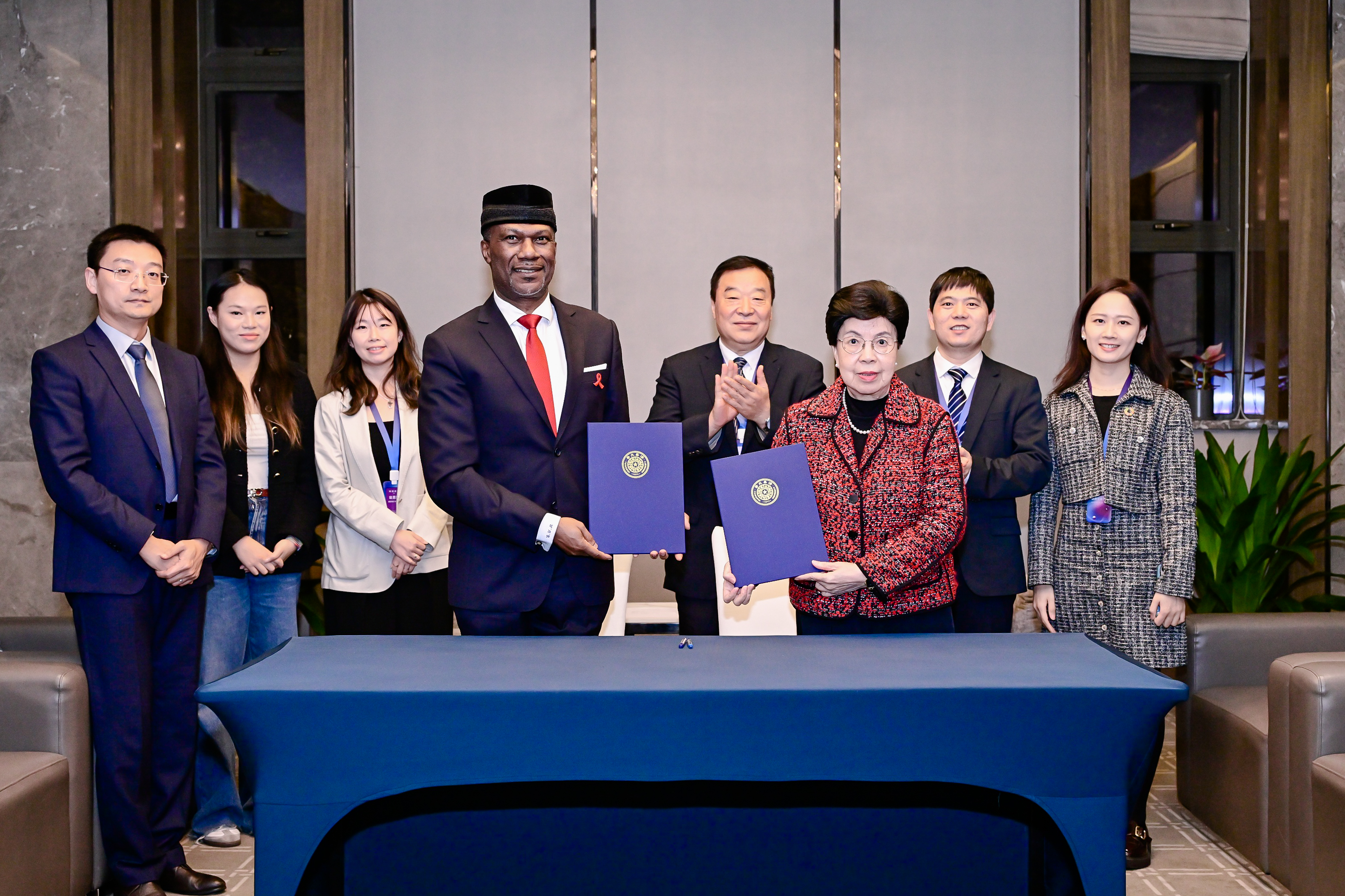 清华​yl23411永利与联合国艾滋病规划署驻华办事处签署合作谅解备忘录